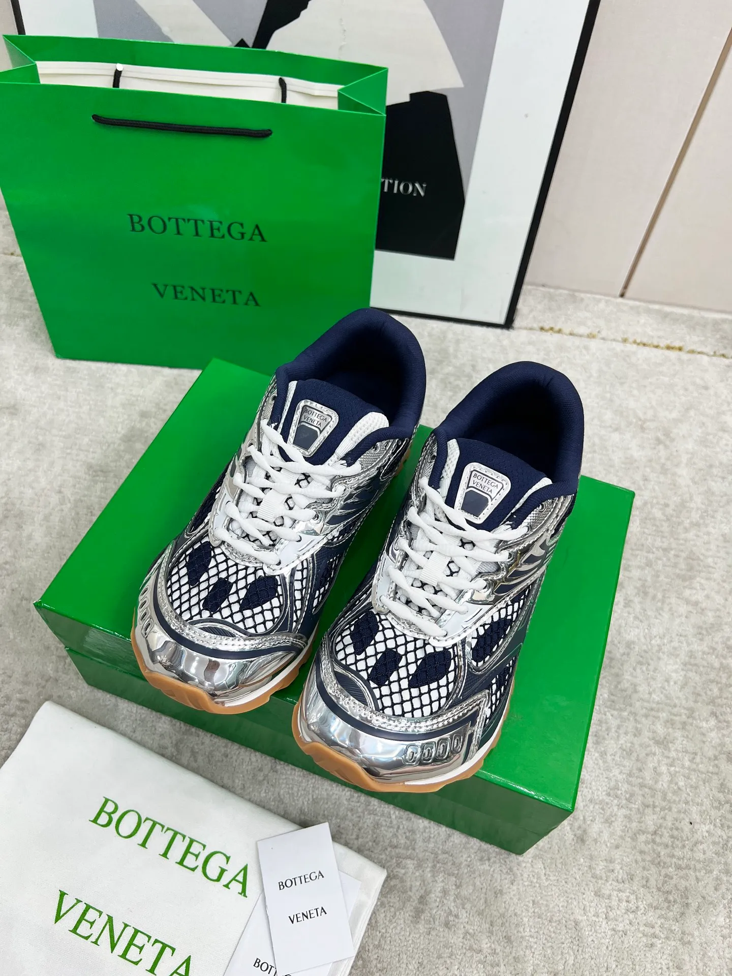 P540. Top version (couples model) Bottega Veneta Bottega Veneta 23ss autumn and winter show BV Orbit sneakers Wang Yibo's same style couples casual shoes dad shoes! Runner sneakers! Original purchase and development!  Made of original lightweight technical mesh fabric, the same as the original version! The process is complicated!  Paired with a rubber outsole designed with a geometric pattern, the high version of the Wang Zha series is actually much taller, but the legs still look slim. Very nice. Durable and playable, standard and version-matching shoe package technology, look for high-end versions. The original outsole is exclusively molded, and the color-blocked TPU outsole is used. The material and weight are the same as the original!  Size: #Female 35-41 (40 and 41 customized sizes are non-refundable) Male 39-45 (45 size customized are non-returnable and exchangeable)